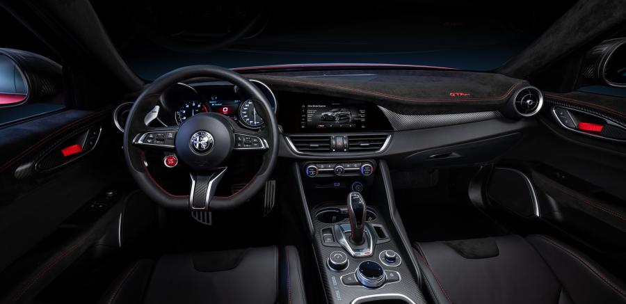 Торпедо Alfa Romeo Giulia GTAm (952) 2020 года  (фото 9 из 59)